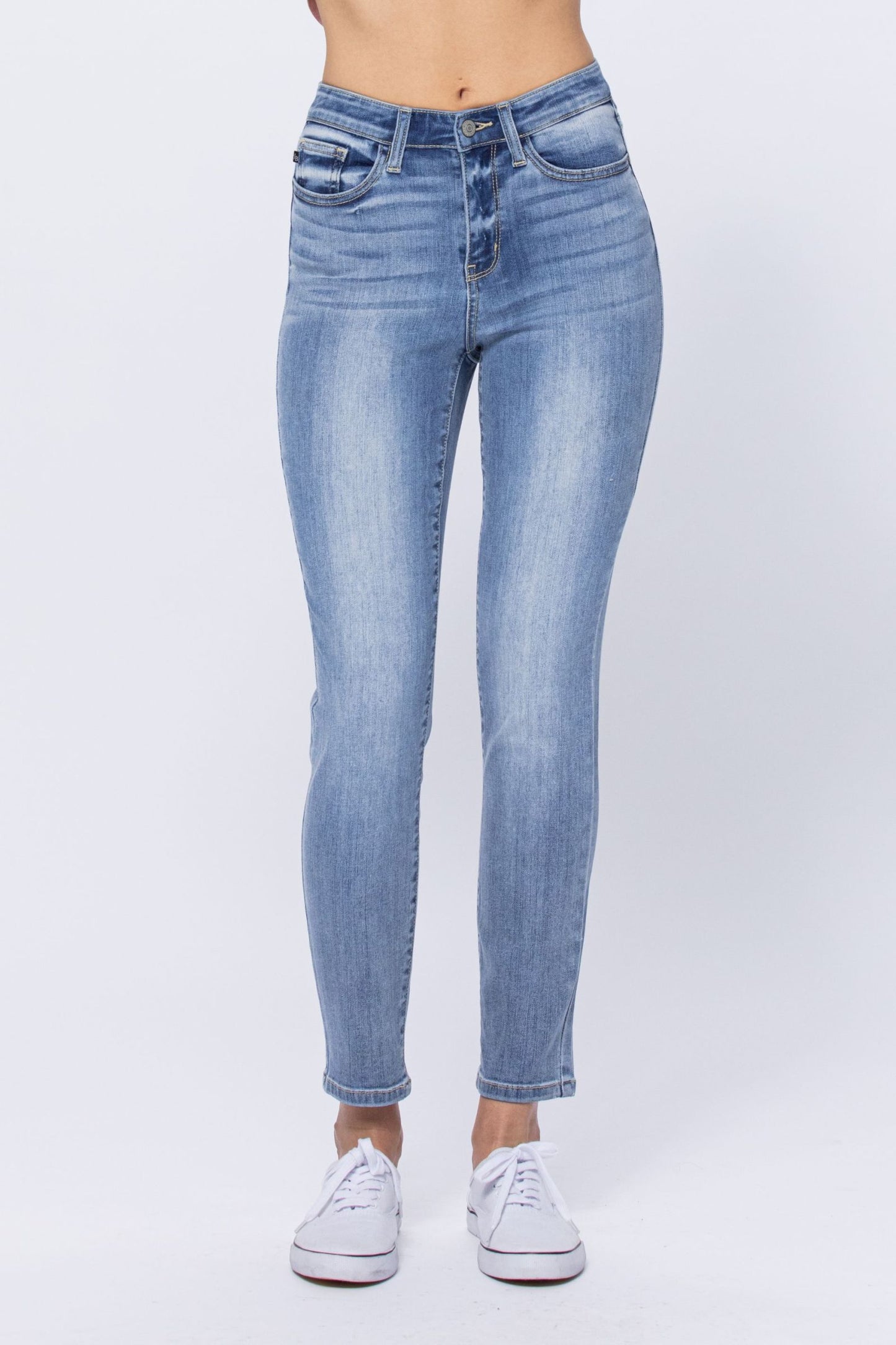 Judy Blue High Rise LT Bleach Wash Relaxed Fit Jeans