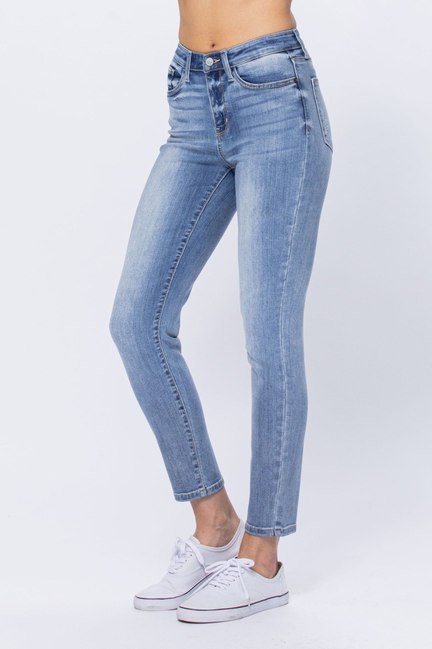 Judy Blue High Rise LT Bleach Wash Relaxed Fit Jeans