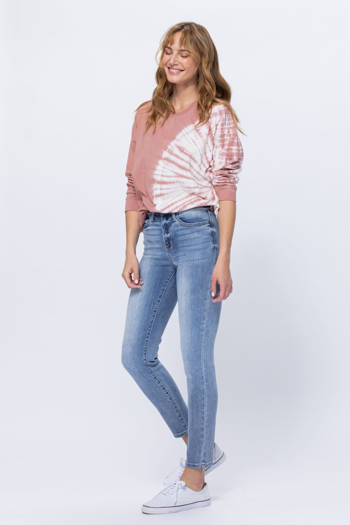 Judy Blue High Rise LT Bleach Wash Relaxed Fit Jeans